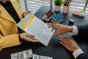 quickloansutah a real estate agent is explaining the details